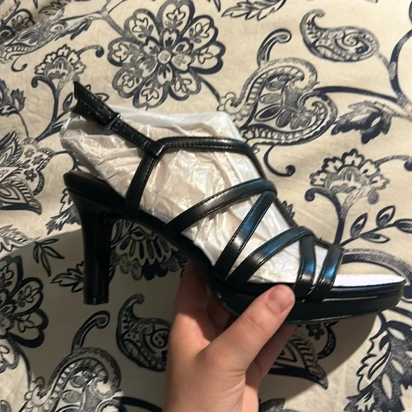 NIB Black Naturalizer Heeled Sandal - Picture 2 of 5